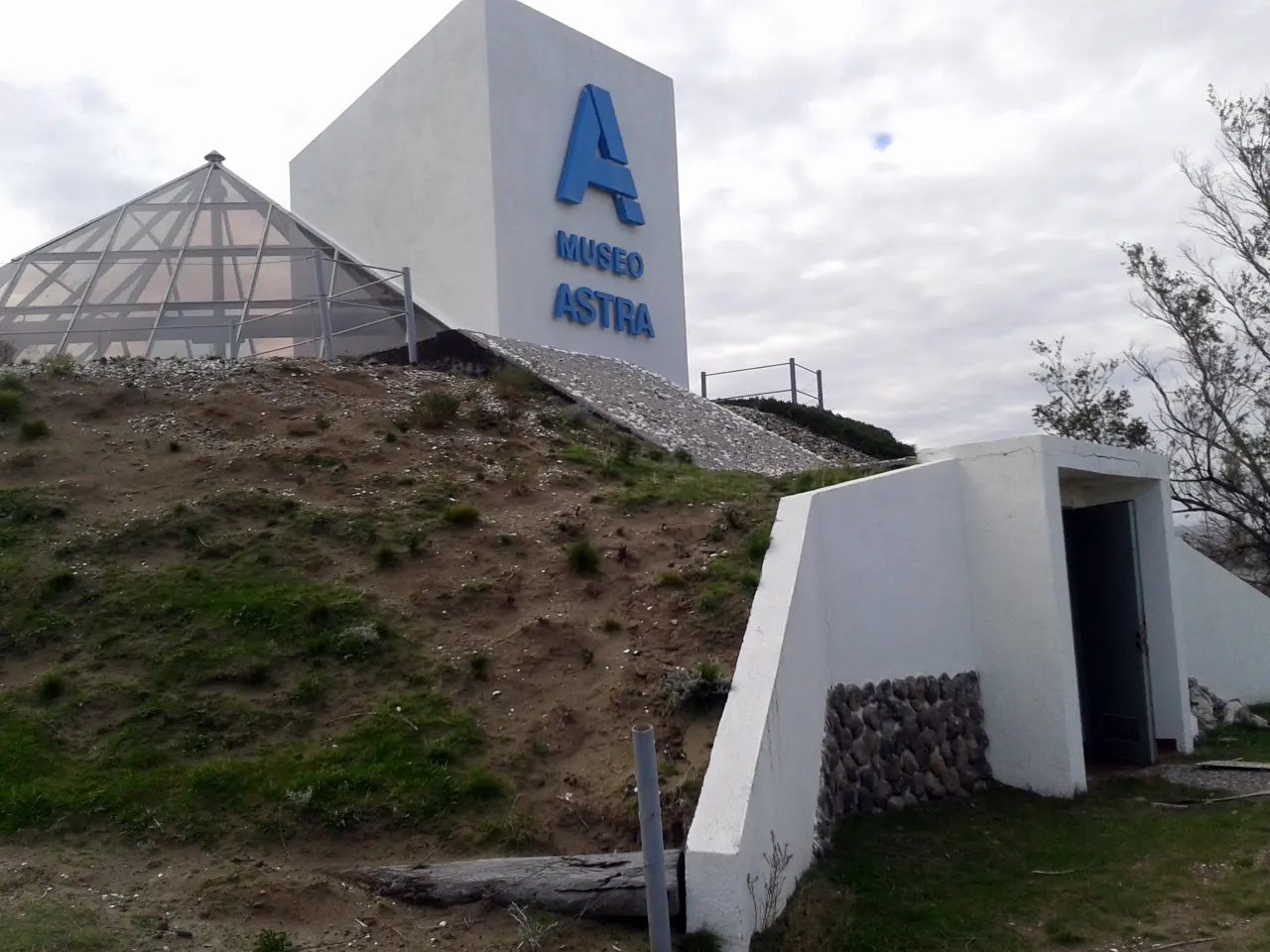 El edificio histórico de ladrillo del museo de Astra, en el barrio petrolero