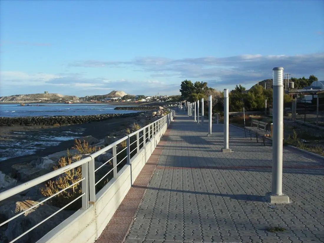 El paseo costero de Caleta Córdova con el muelle al fondo