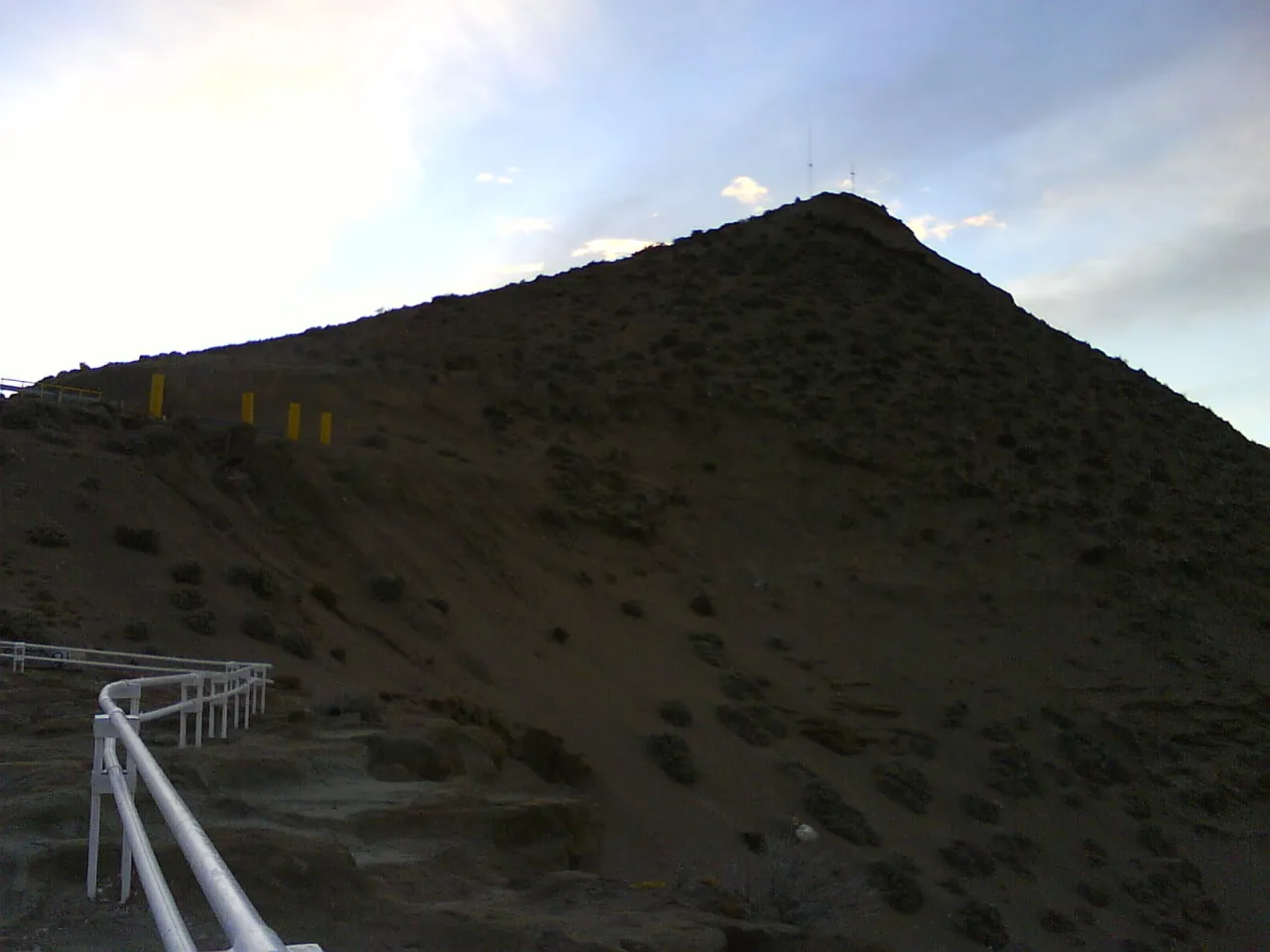 La cumbre del Cerro Chenque vista desde la baranda del mirador, con las antenas arriba