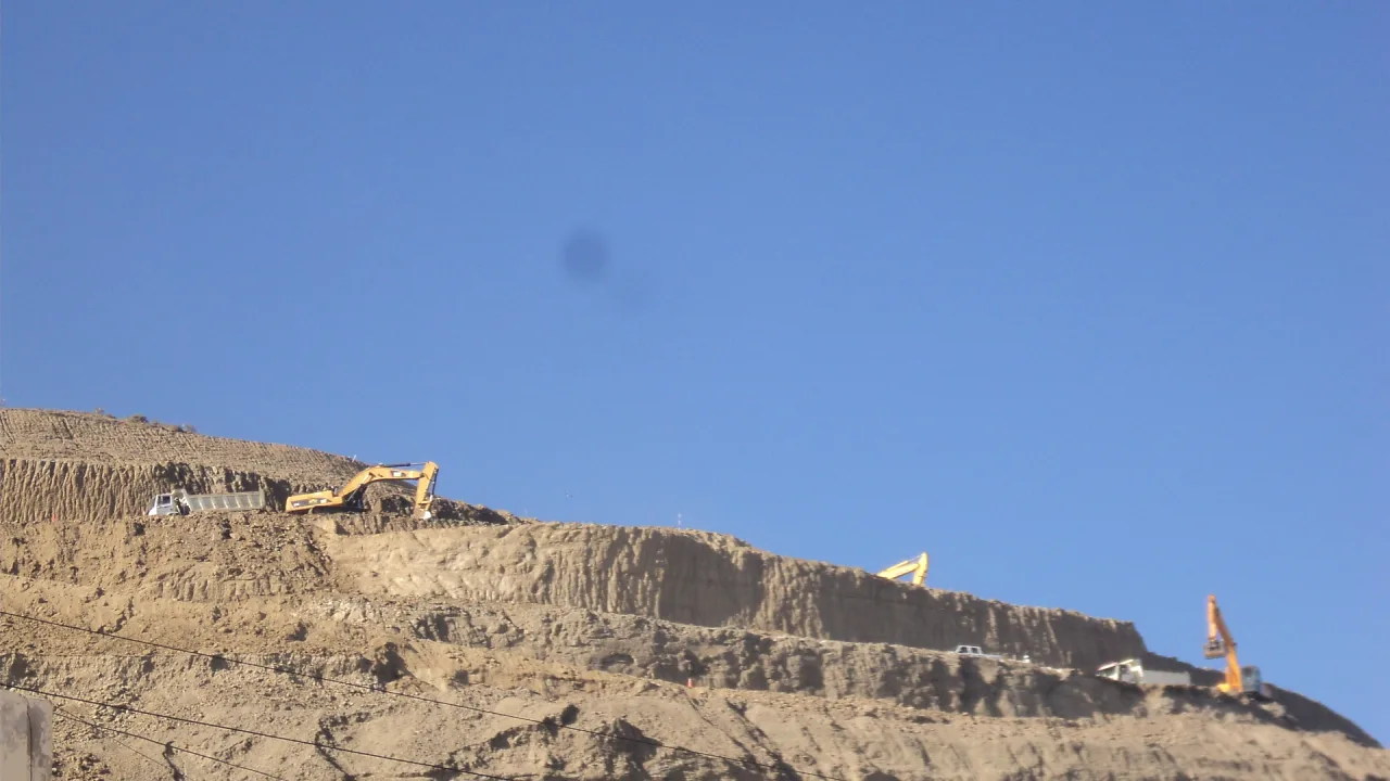 Máquinas trabajando en las terrazas de la ladera del Chenque sobre el microcentro