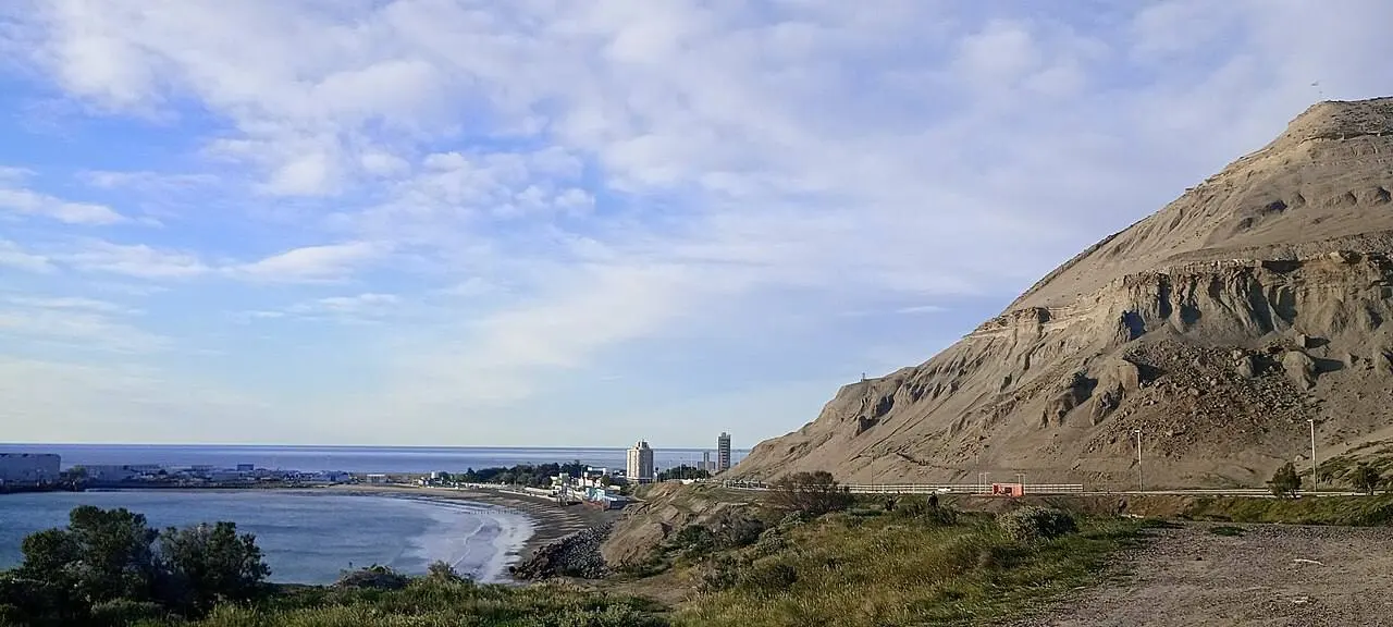La vista desde la ladera del Cerro Chenque hacia el centro de Comodoro y la bahía