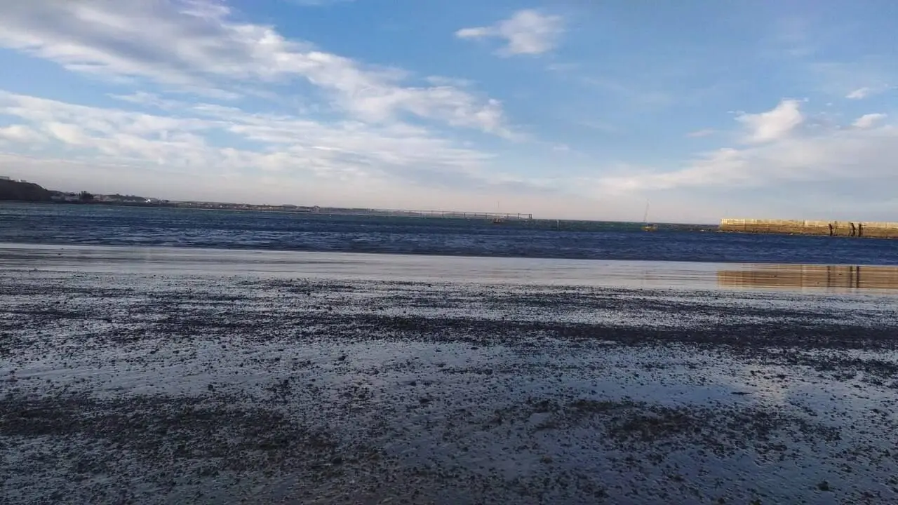 La playa céntrica de Comodoro Rivadavia con la restinga descubierta en bajamar