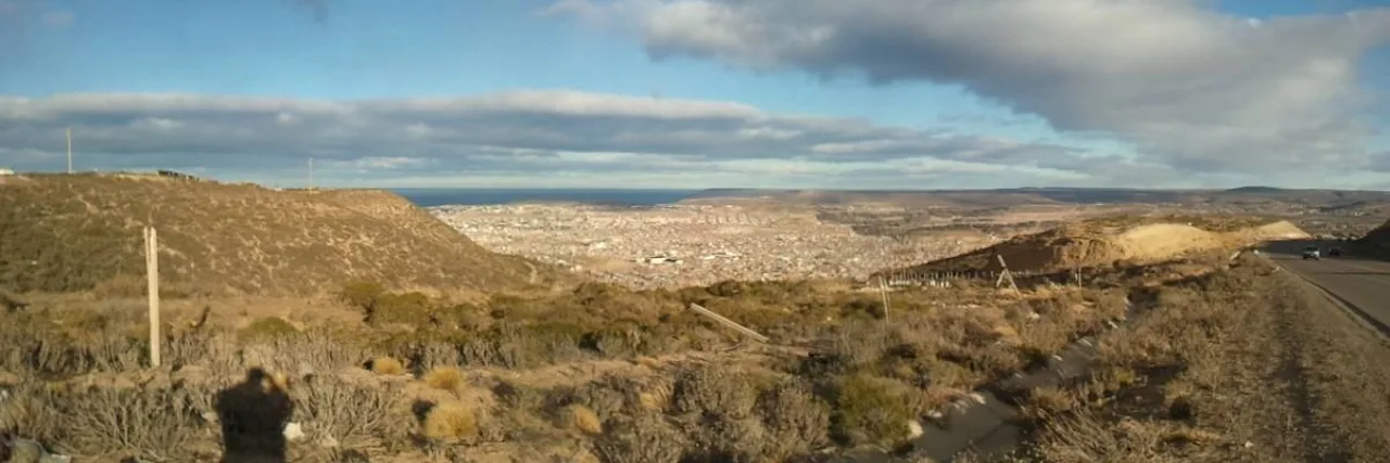 Panorama de Comodoro Rivadavia entre los cerros y el mar