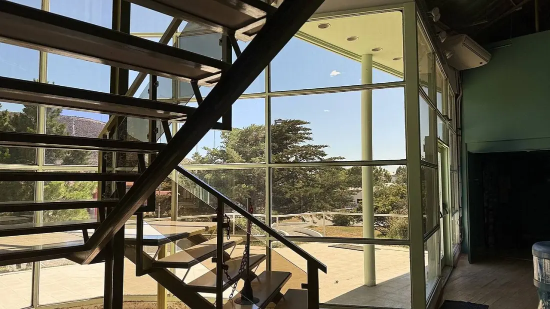 El interior del Museo Nacional del Petróleo, con su escalera y ventanales
