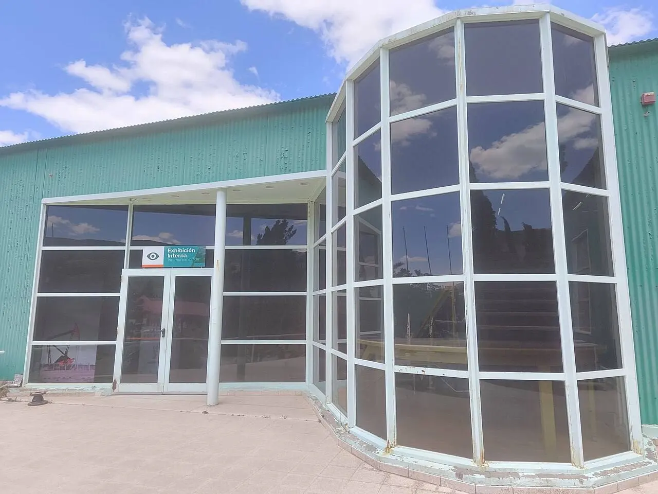 La entrada vidriada del Museo Nacional del Petróleo en Km 3