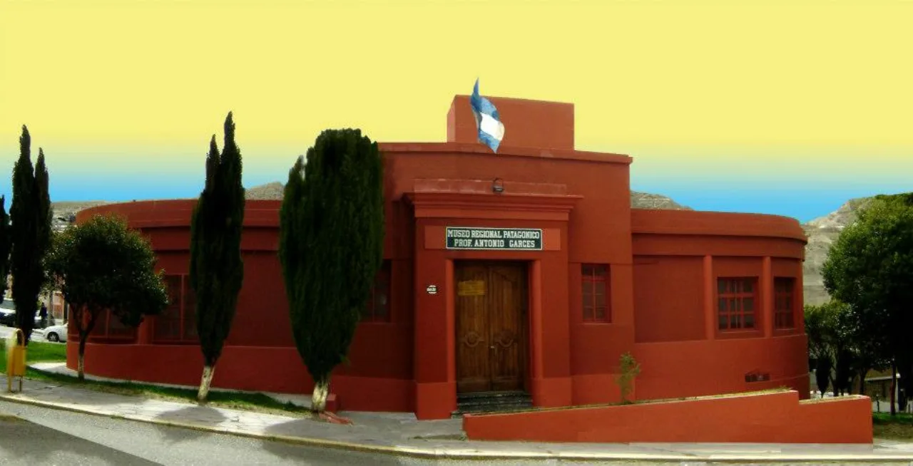 La entrada del Museo Regional Patagónico, en el bulevar de Av. Rivadavia