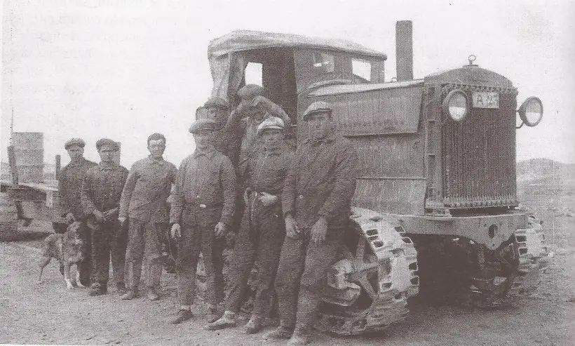 Obreros rusos del yacimiento de Astra junto a un tractor, hacia 1936