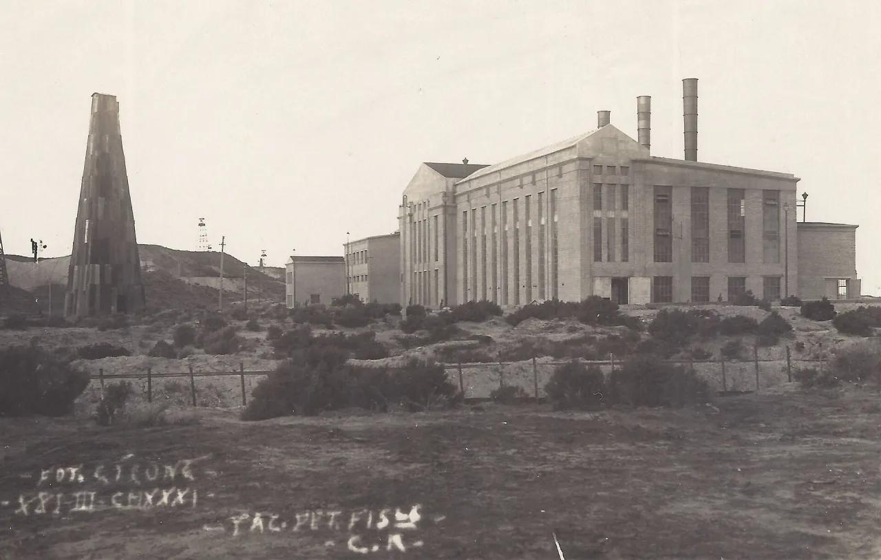 El campamento del Km 5 en 1931: a la derecha la usina eléctrica y a la izquierda un equipo perforador
