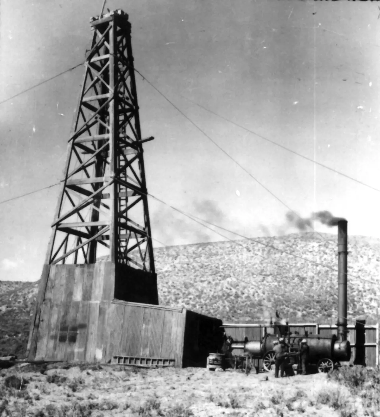 El equipo Fauck Express «Wenceslao Escalante» perforando el Pozo N° 2, con la torre de madera y la caldera humeando