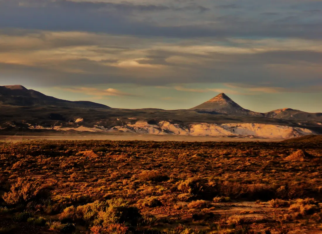 El Pico Salamanca, de forma cónica, frente a la pampa homónima