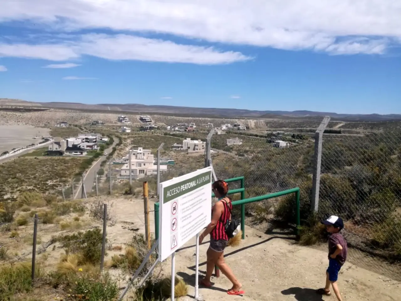 El acceso peatonal a la playa La Herradura, reducido a un camino junto al cerro