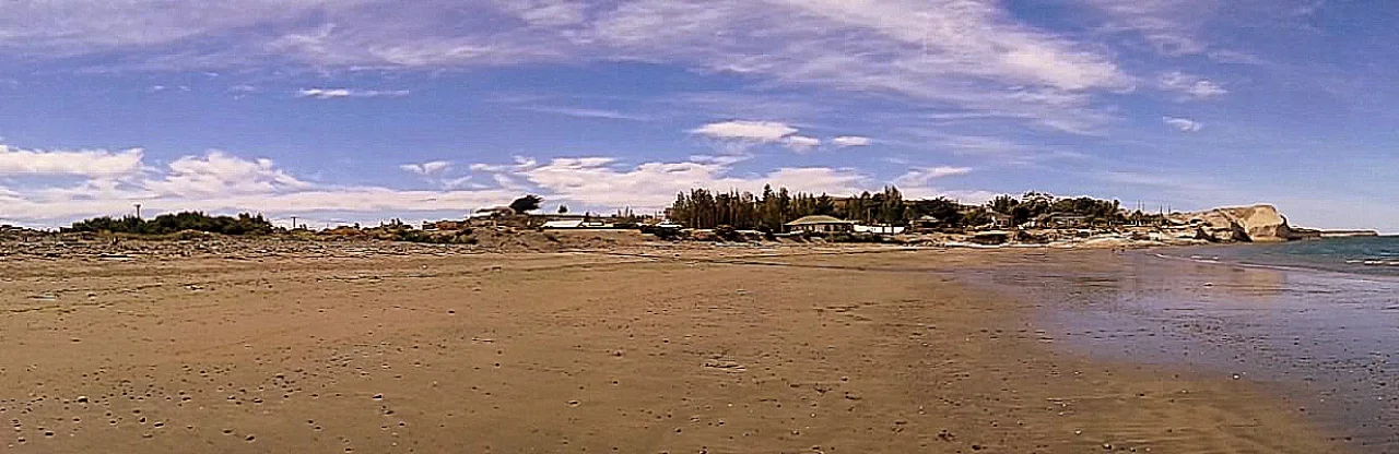 La playa de arena fina de Restinga Alí, en el norte de Comodoro Rivadavia